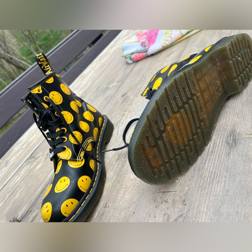Smiley Dr Marten Limited Edition - Picture 5 of 15
